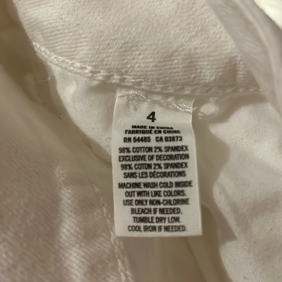 American Eagle White Jean Shorts. Size 4. Perfect condition! Stretchy. - Picture 6 of 6